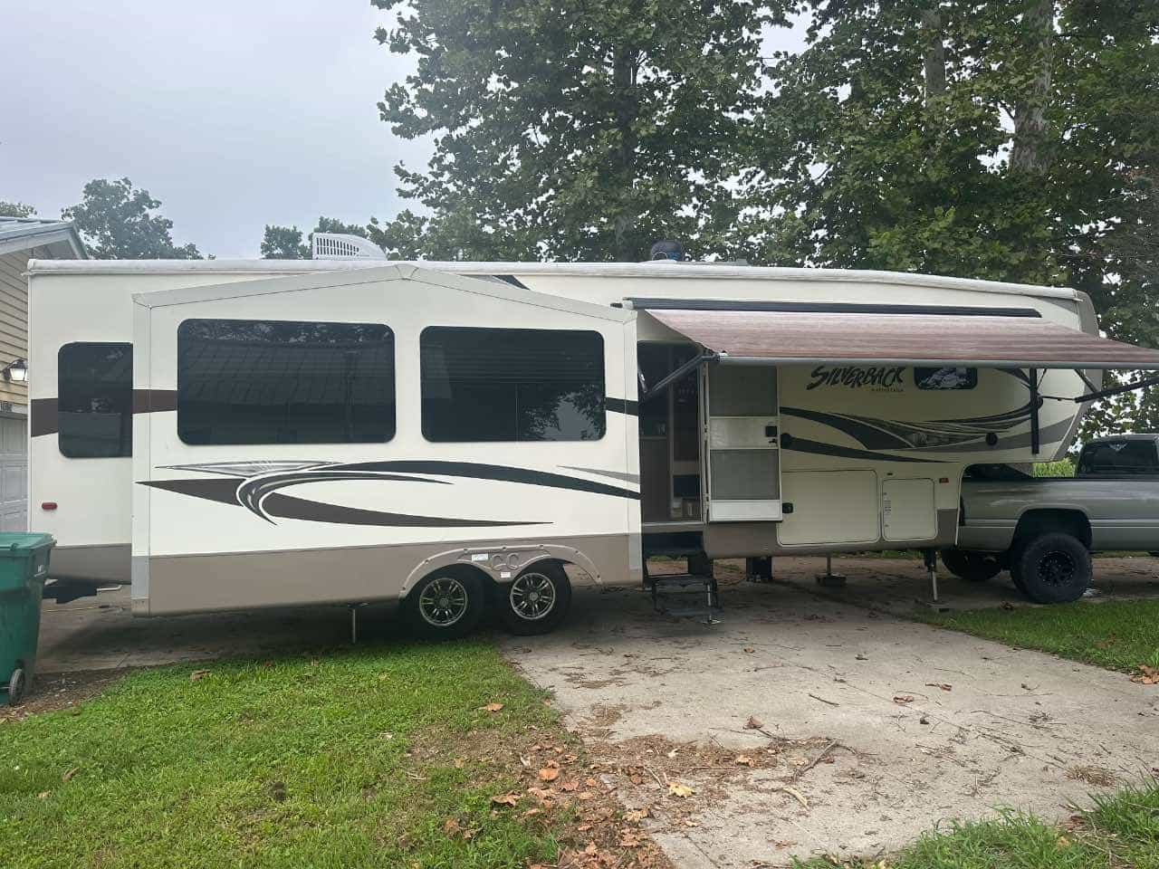 2015 33' 33RL Silverback