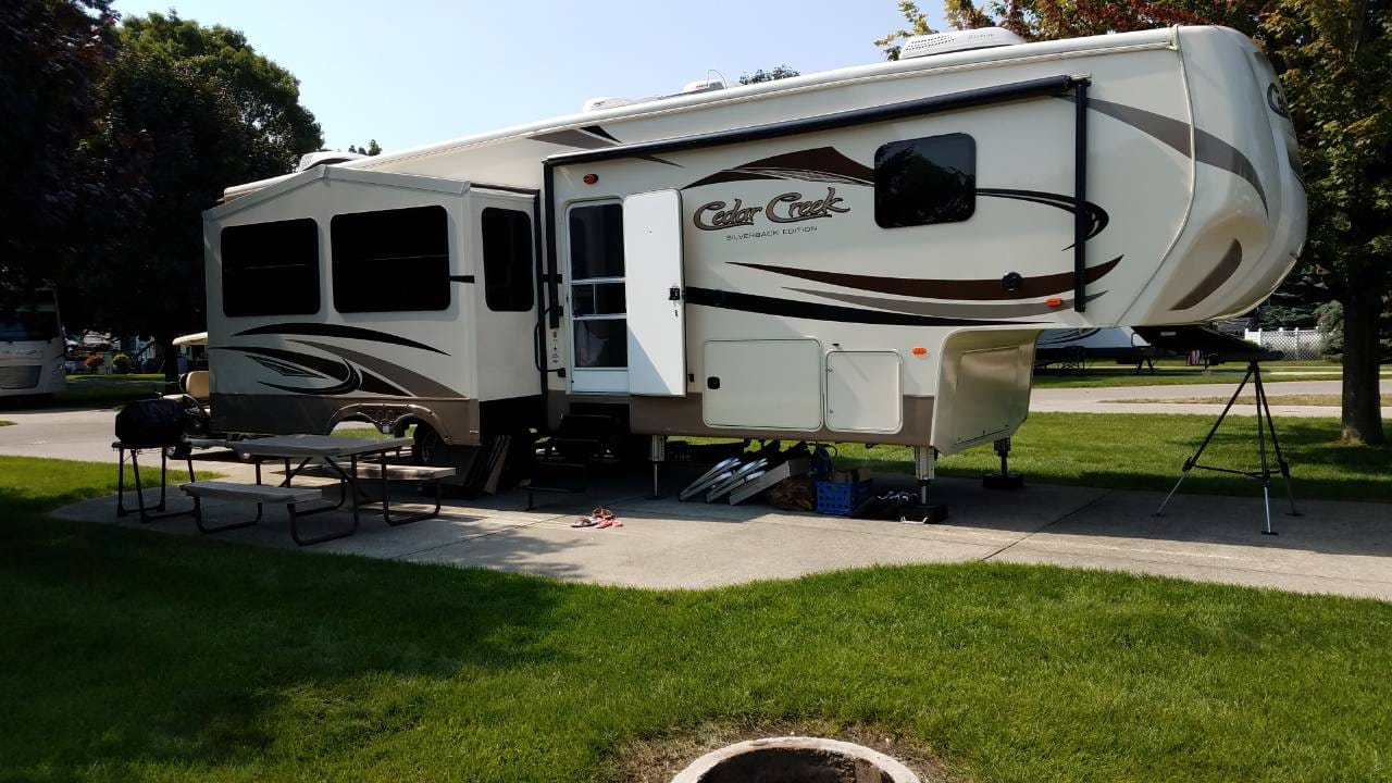 2017 36' Silverback 33Ik