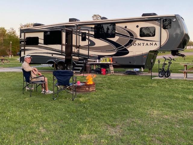 2018 40' Montana 3811MS Legacy Edition